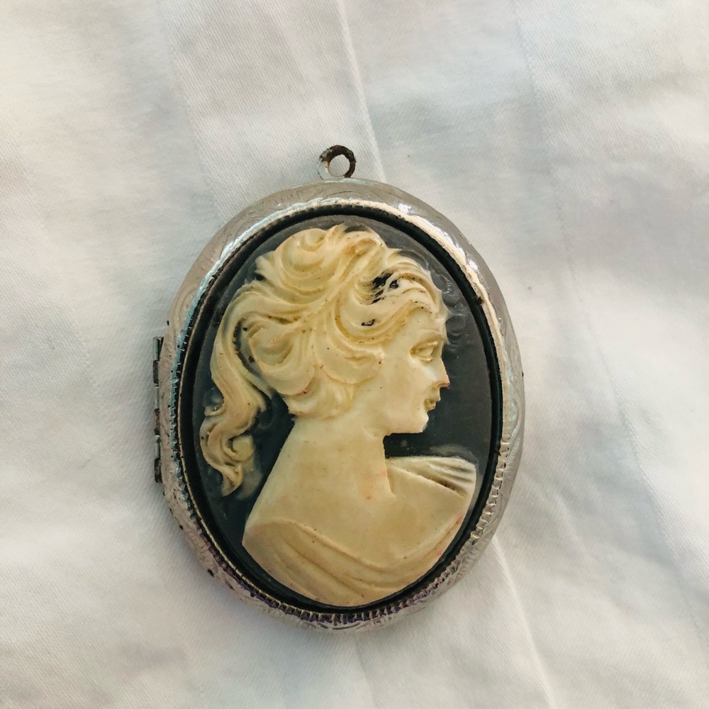 Vintage Cameo Pendant